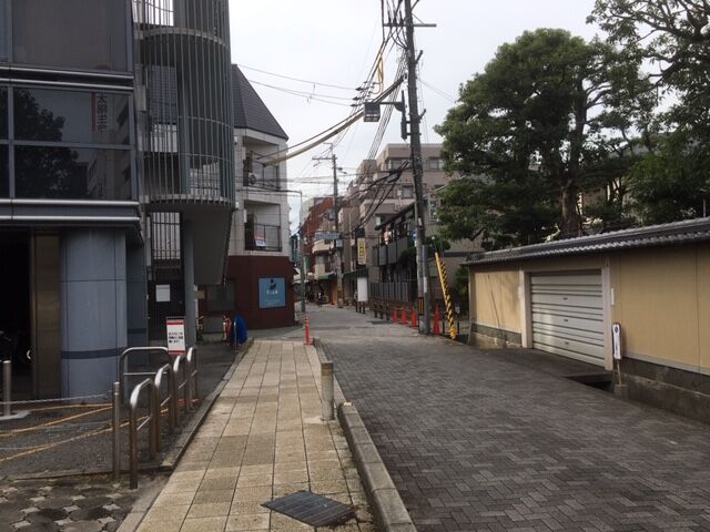 ビルまでの道