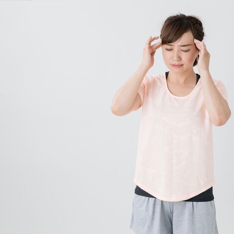 頭痛女性
